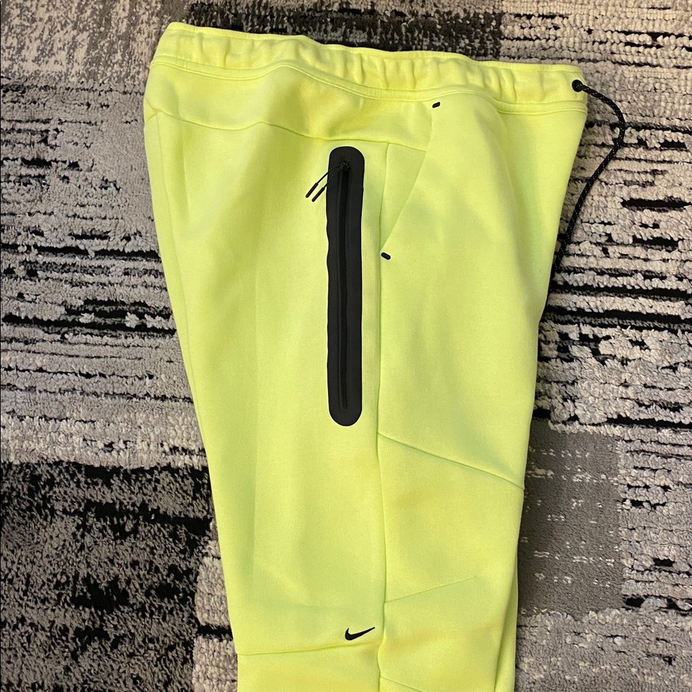 New Men’s Nike Tech Fleece Joggers Barely Volt Large L - Picture 6 of 8
